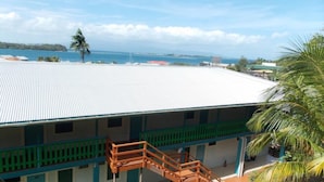 A building with a flat roof, a staircase, and a view of the sea. - Rekona Lodge (Gizo)