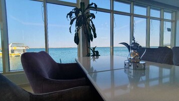 Breakfast, lunch, dinner served; seafood 