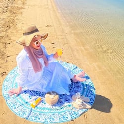 Na praia, espreguiçadeiras, guarda-sóis, toalhas de praia