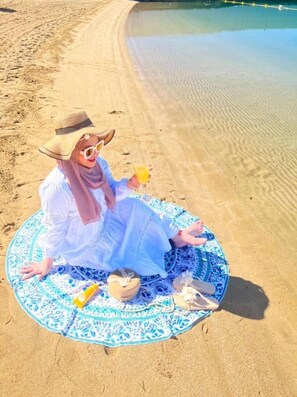 En la playa, camastros, sombrillas y toallas de playa