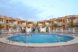 Una piscina techada, una piscina al aire libre