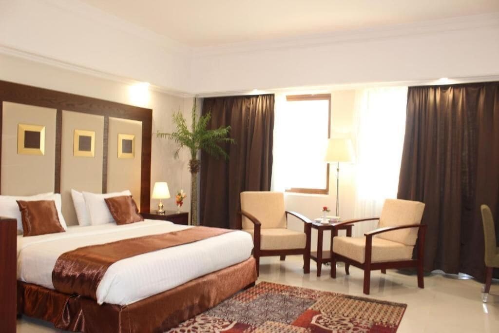 Minibar, värdeförvaringsskåp på rummet och skrivbord