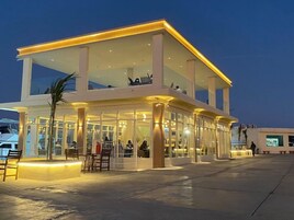 Se sirven desayunos, almuerzos y cenas; mariscos