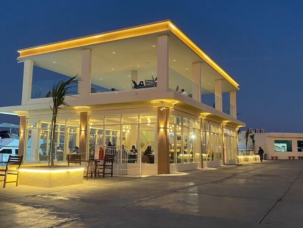 Se sirven desayunos, comidas, cenas y mariscos