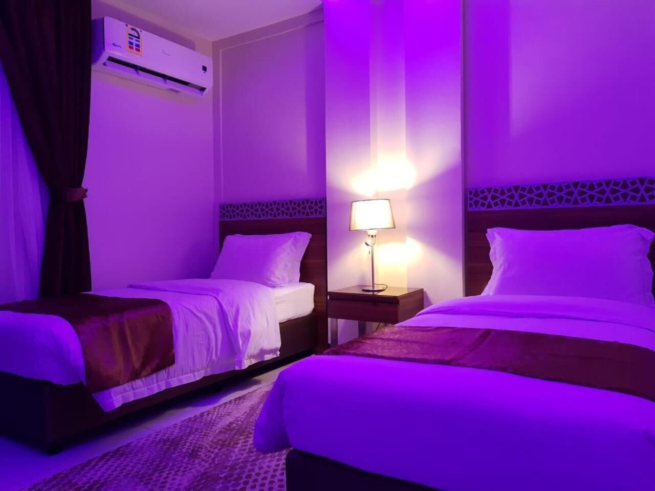 Minibar, caja de seguridad en la habitación y escritorio 