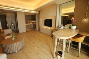 Deluxe Suite, Sea View | Living room | LED TV - Mangrove Tree Resort World Qingdao (Qingdao)