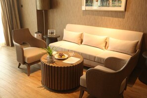 Superior-Suite, Meerblick | Wohnzimmer | LED-Fernseher