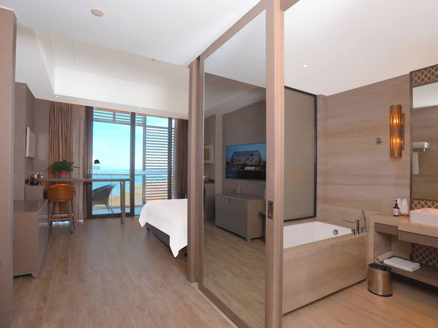 Exquisite Sea View | Premium bedding, minibar, in-room safe, desk