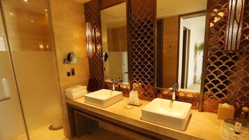 Une salle de bain moderne avec deux lavabos, un grand miroir et des panneaux décoratifs.