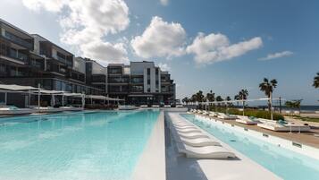 2 outdoor pools