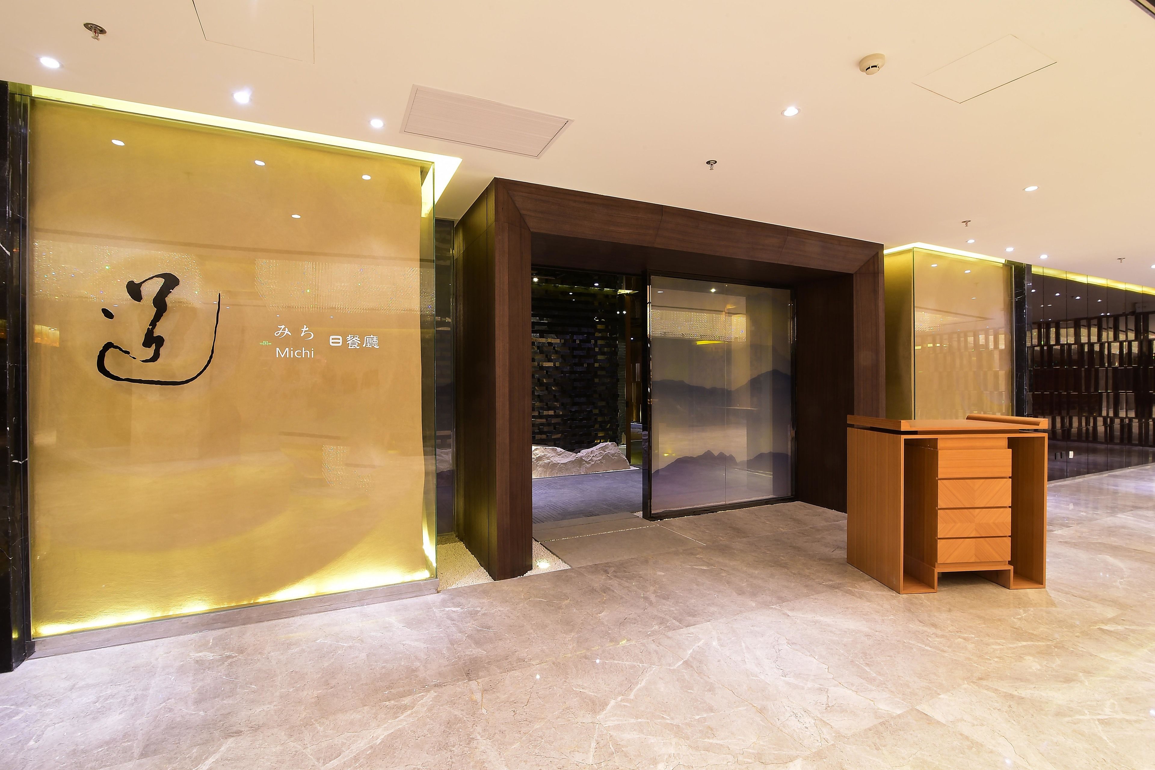 3 restaurants, breakfast, lunch, dinner served; international cuisine