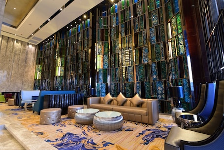 Lobby sitting area. Tylfull Hotel