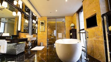 Deluxe Suite | Bathroom