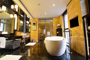 Deluxe suite | Badkamer | Een aparte badkuip en douche, gratis toiletartikelen, een haardroger