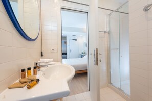 Exclusive Room, 1 Katil Ratu (Queen), Sea View | Bilik Mandi | Pancuran mandi, kelengkapan dandanan diri percuma, pengering rambut 