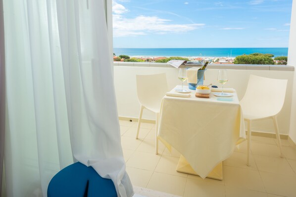 Chambre Double Panoramique, 1 grand lit | Vue depuis le balcon