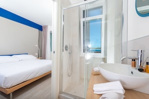 Habitación superior, 1 cama de matrimonio, balcón, vistas al mar | Ropa de cama de alta calidad, edredones de plumas, minibar y caja fuerte