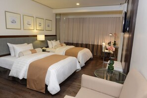 高档床上用品、迷你吧、客房内保险箱、办公桌