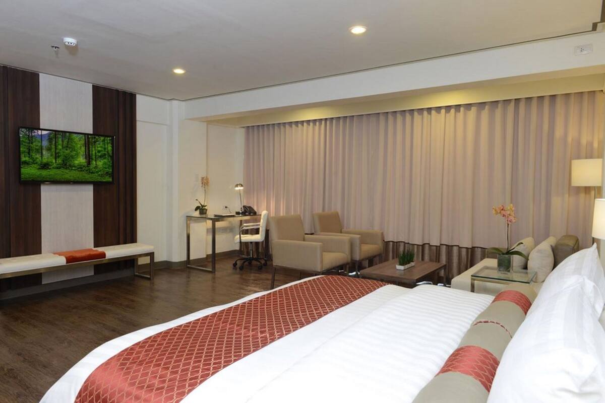 Suite | Premium bedding, minibar, in-room safe, desk