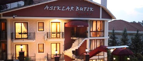 Boendets fasad - kväll/natt