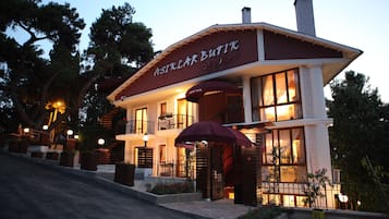Fassade der Unterkunft – Abend/Nacht