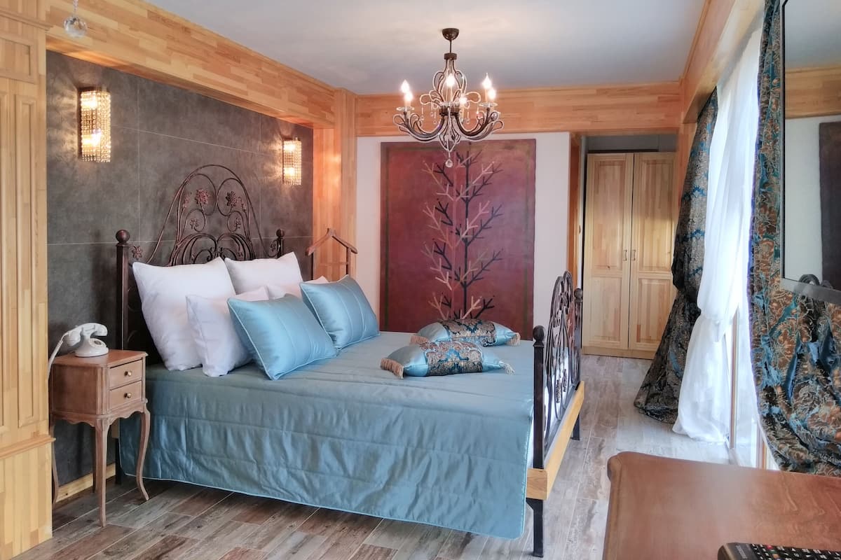 Deluxe Room, Fireplace | 1 bedroom, premium bedding, free minibar items, in-room safe