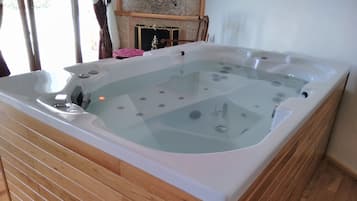 Premium Suite | Deep-soaking bathtub