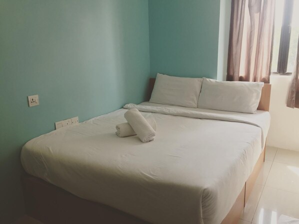 Una scrivania, insonorizzazione, ferro/asse da stiro, Wi-Fi gratuito