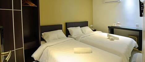 Triple Room | Desk, soundproofing, iron/ironing board, free WiFi