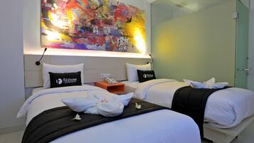 Kamar Junior | Meja kerja, tirai kedap cahaya, kedap suara, dan setrika/meja setrika