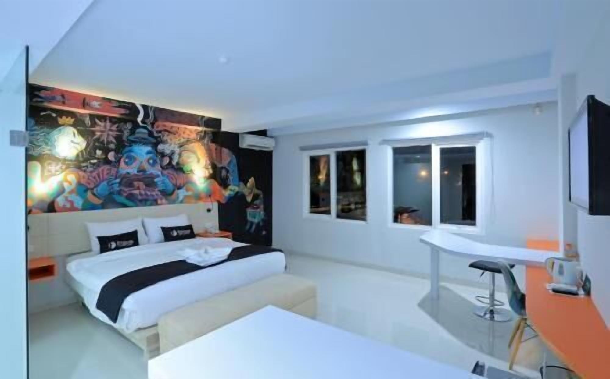 Meja kerja, tirai kedap cahaya, kedap suara, dan setrika/meja setrika