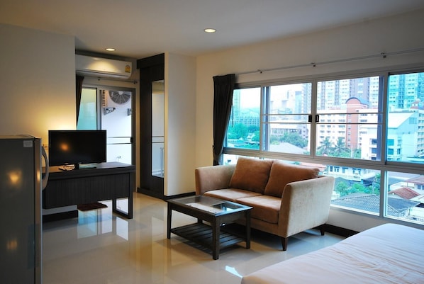 Flat-screen TV - Baan Mi-Na (Bangkok)
