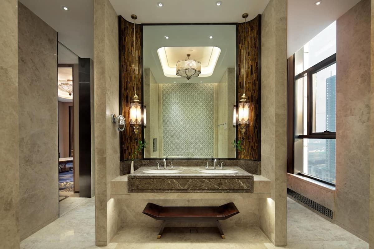 separate bathtub and shower, rainfall showerhead, free toiletries