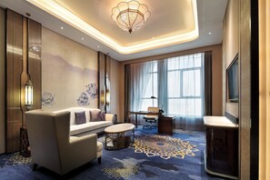 Sengetøy av topp kvalitet, minibar, safe på rommet og blendingsgardiner