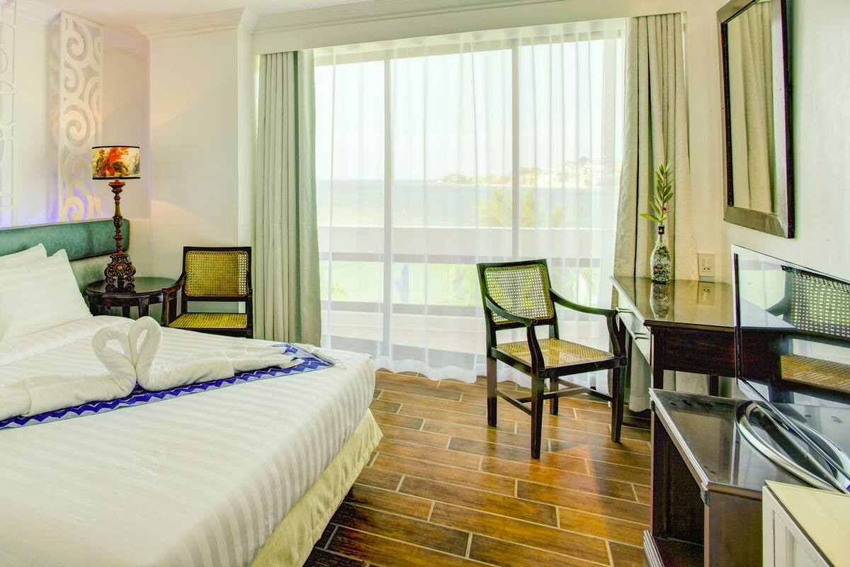 Minibar, desk, free WiFi, bed sheets