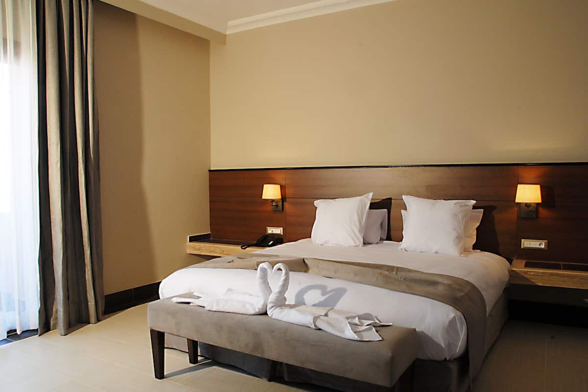 Luxe beddengoed, een minibar, een bureau, geluiddichte muren