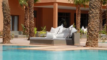 Piscine extérieure, parasols de plage, chaises longues