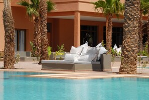 Outdoor pool, pool umbrellas, sun loungers - Oasis Palm Hotel (Goulimime)
