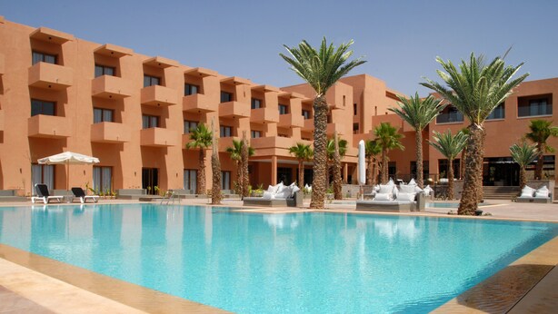 Outdoor pool, pool umbrellas, sun loungers - Oasis Palm Hotel (Goulimime)
