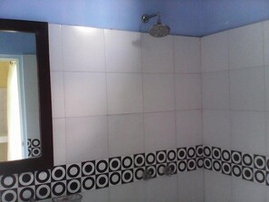 Shower, free toiletries, towels - Ulunsuwi Guesthouse (Denpasar)