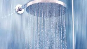 Un cabezal de ducha con agua corriendo.