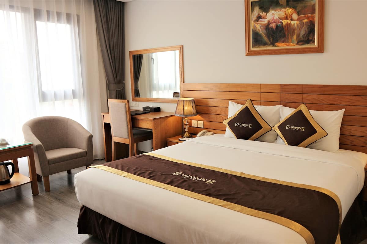 Doppia Grand, 1 letto queen, non fumatori, vista città (Deluxe) | Minibar, una cassaforte in camera, una scrivania, tende oscuranti