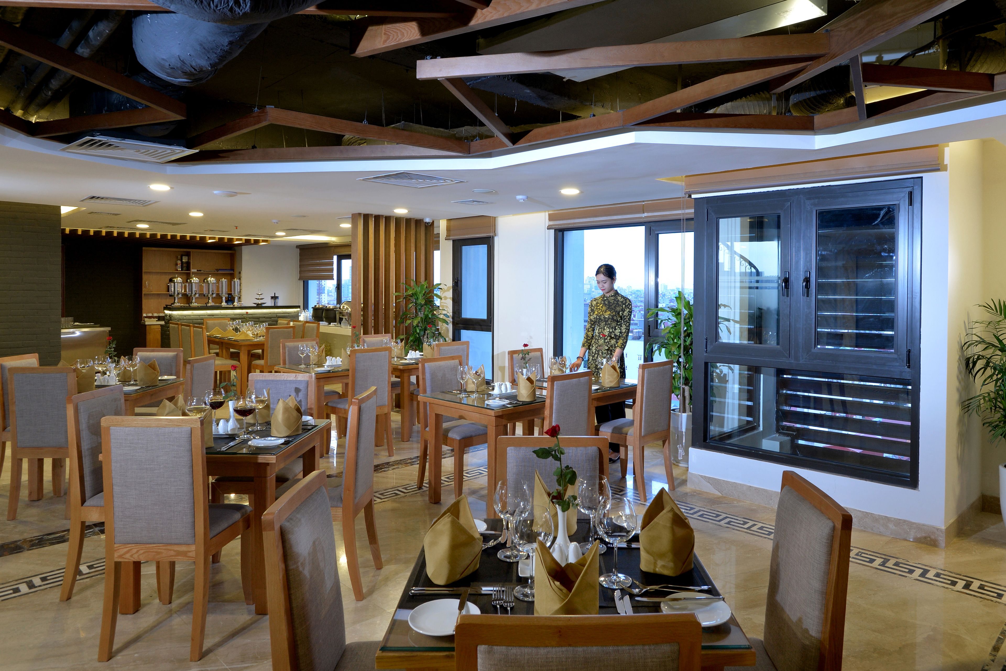 breakfast, lunch, dinner served; international cuisine