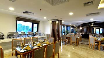 Daily continental breakfast (VND 350000 per person)