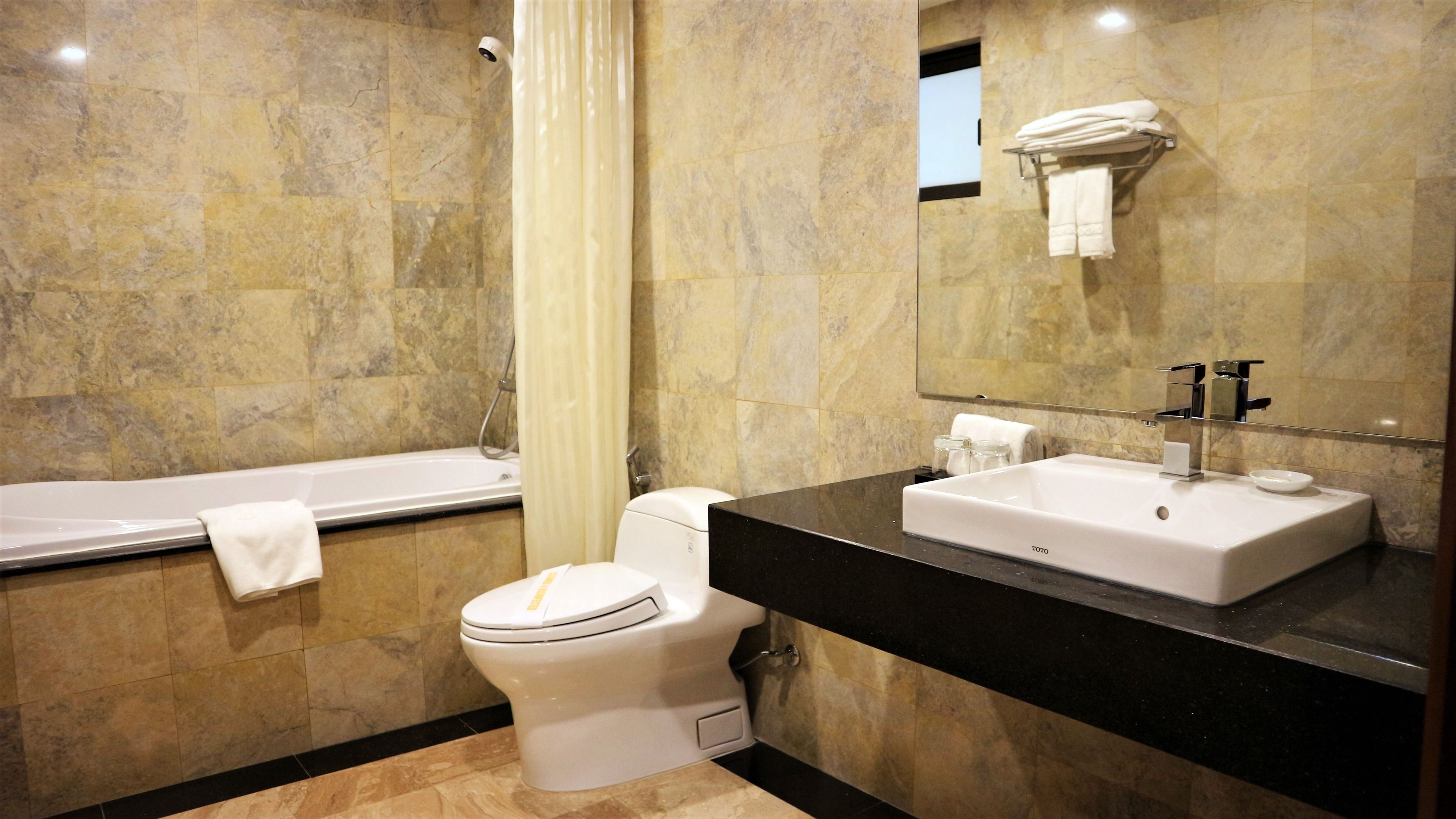combined shower/bathtub, jetted bath, free toiletries, hair dryer