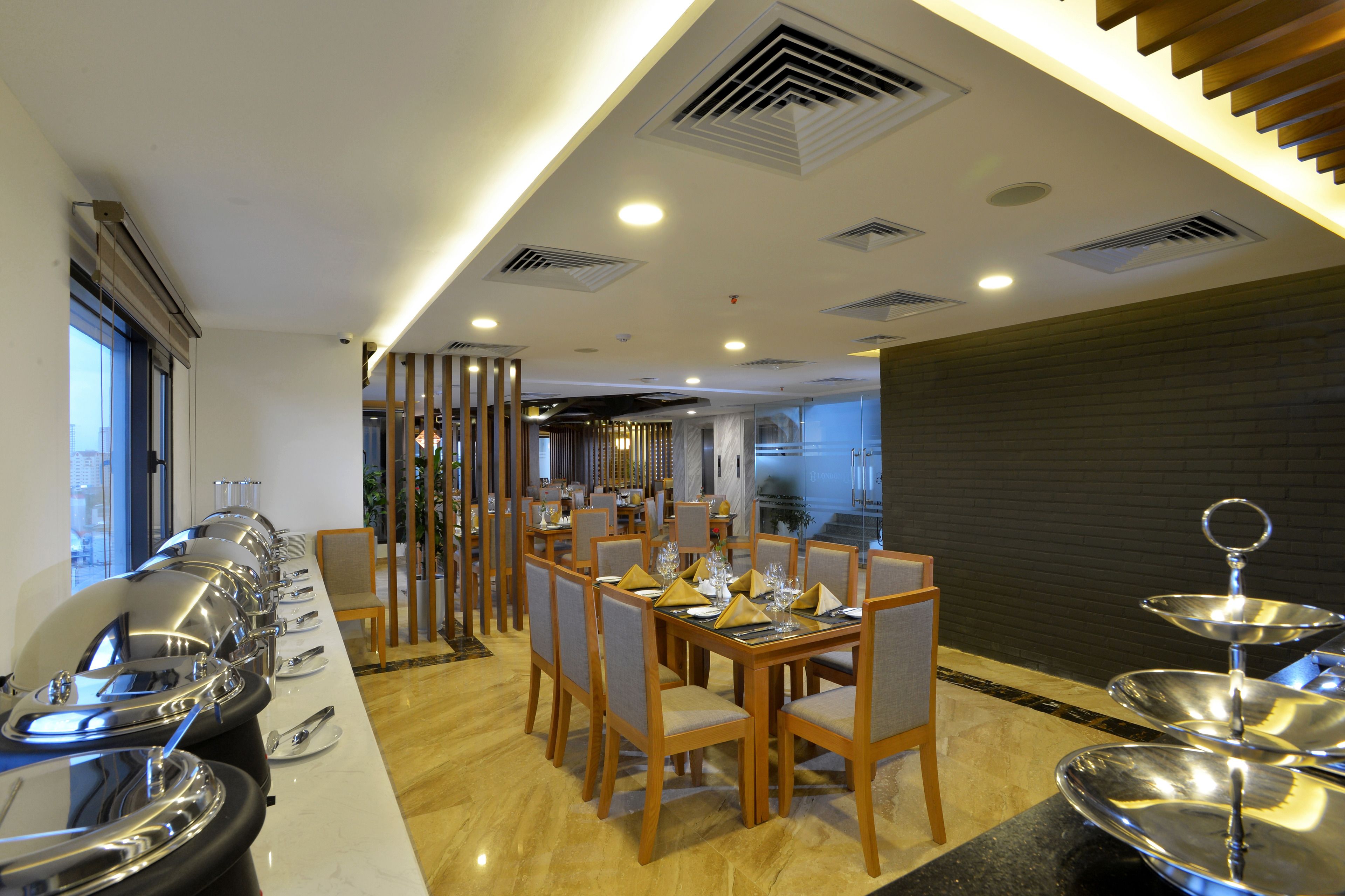 breakfast, lunch, dinner served; international cuisine