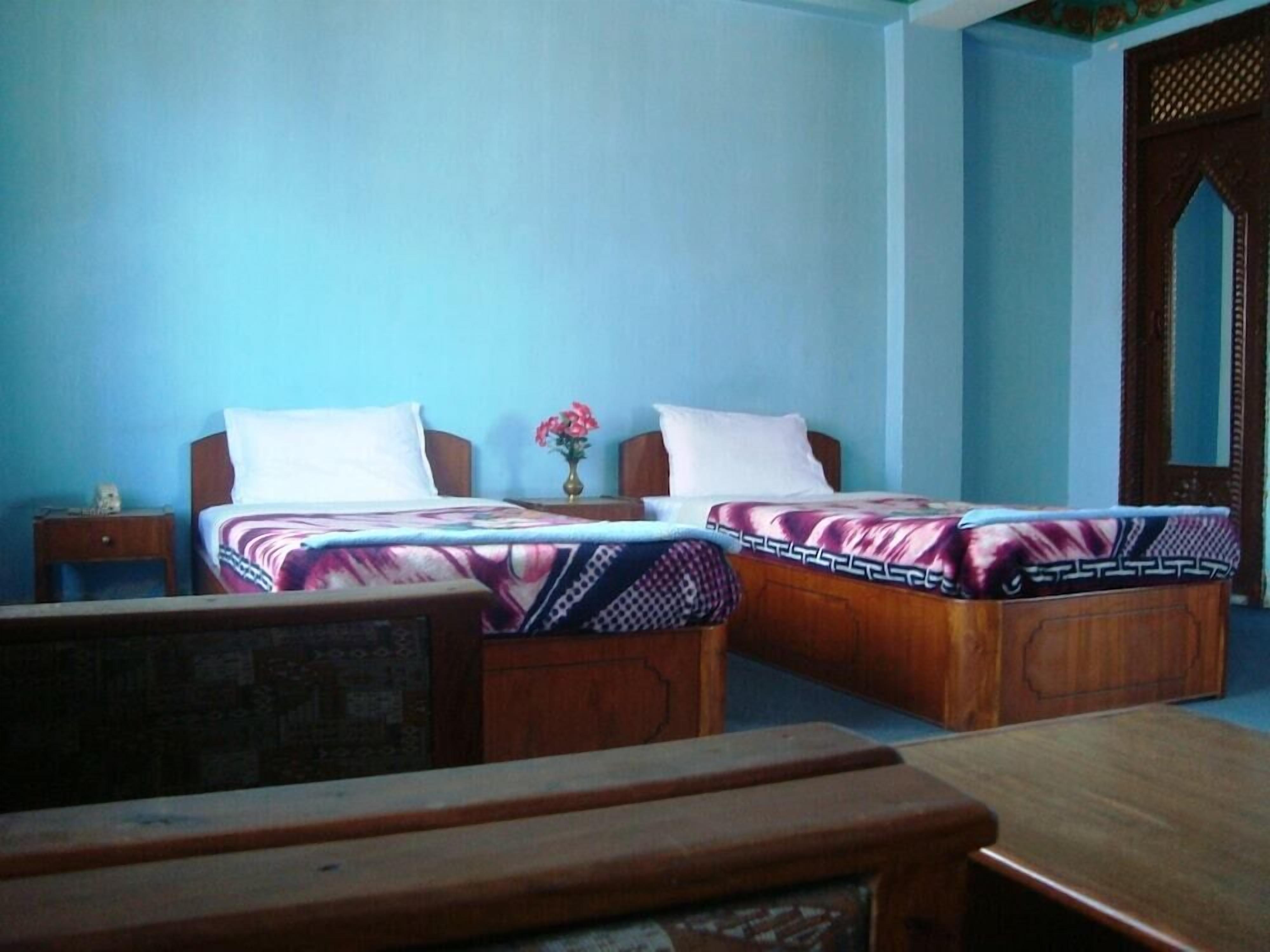Ropa de cama hipoalergénica y caja de seguridad en la habitación 