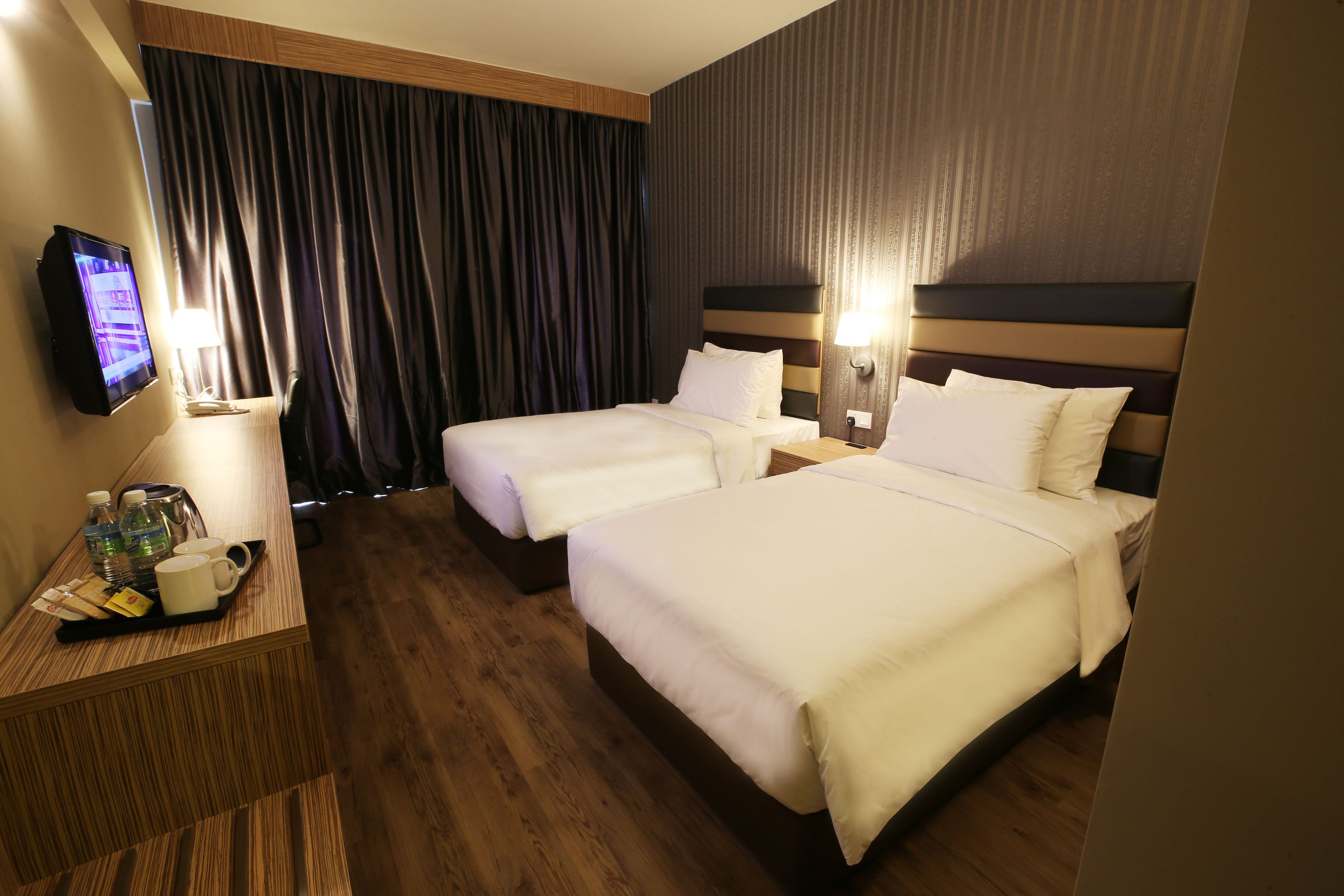 s9 classic twin | desk, soundproofing, iron/ironing board, free wifi