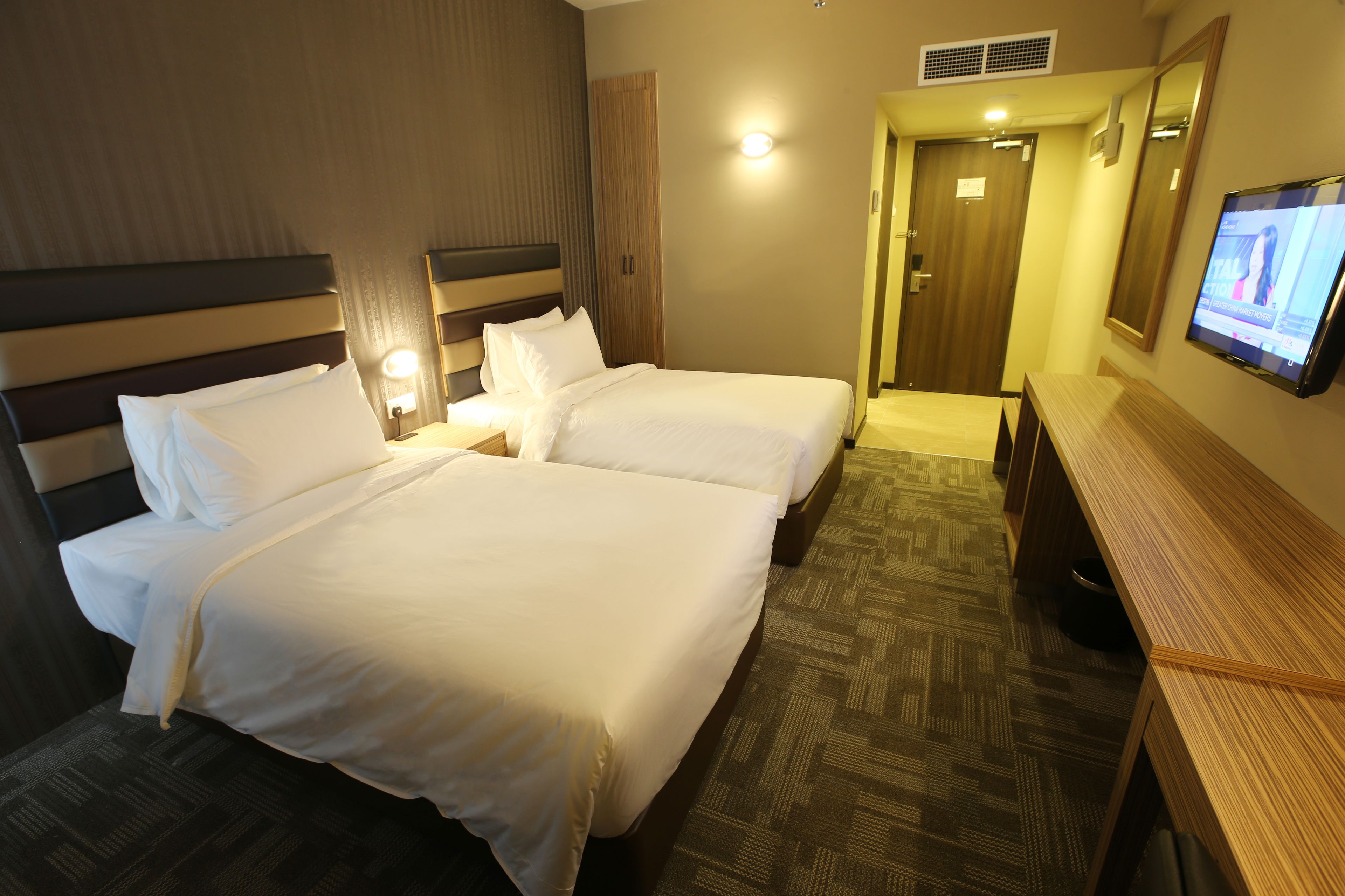 s9 classic twin | desk, soundproofing, iron/ironing board, free wifi