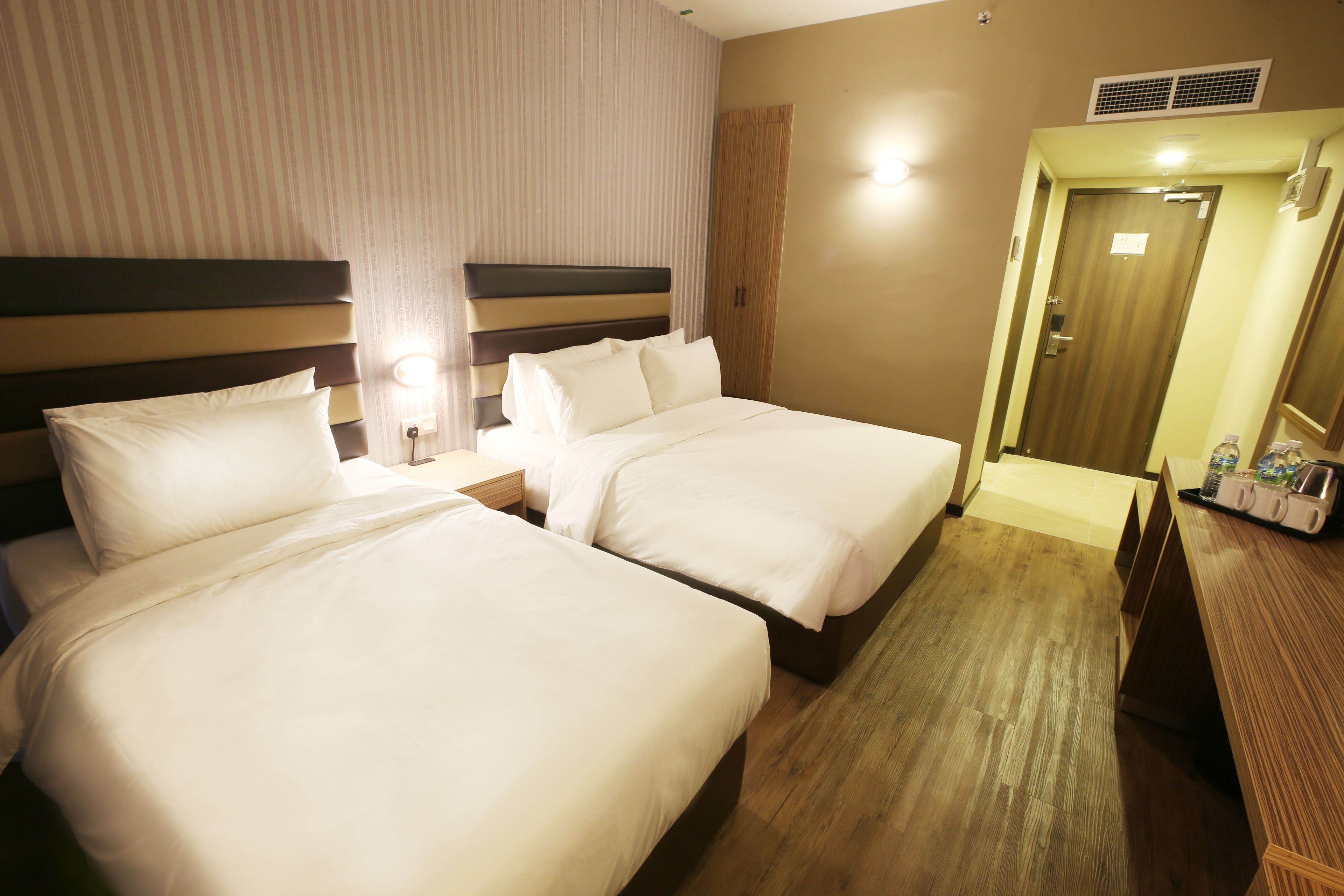 s9 classic triple | desk, soundproofing, iron/ironing board, free wifi